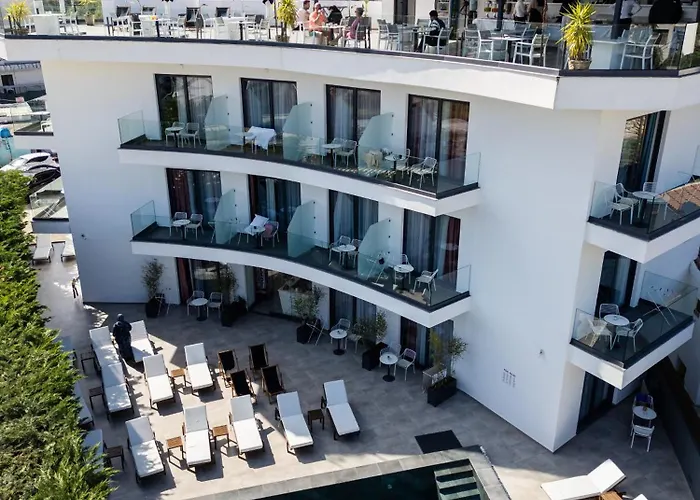 Blue Eye Hotel